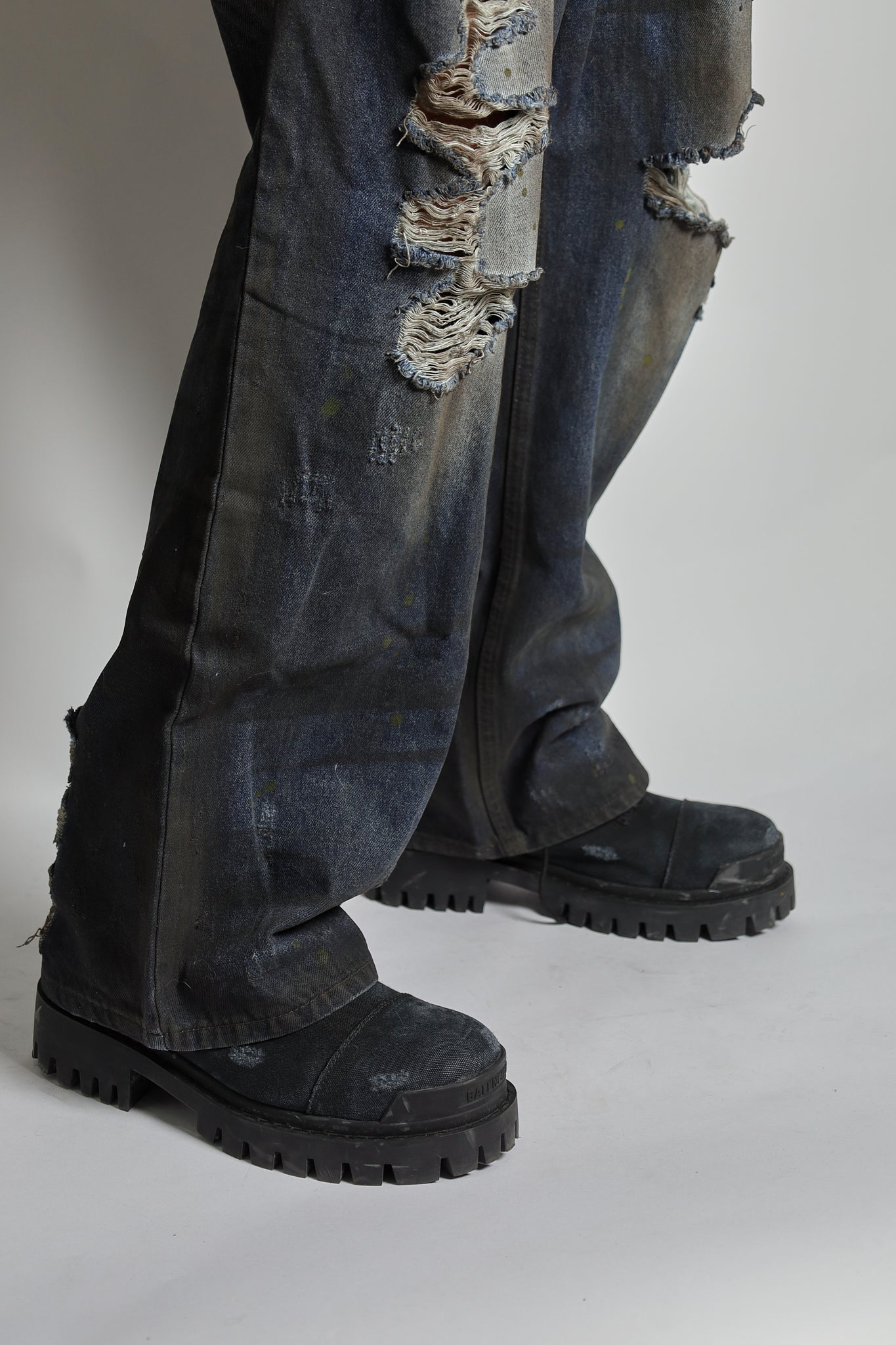 RAVE #07 straight dirty effect destroyed jeans