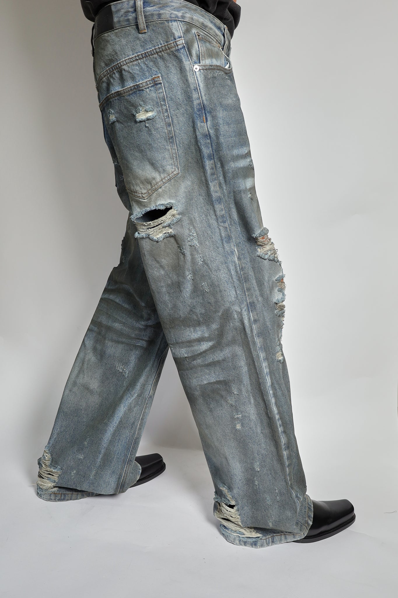RAVE #12 slightly baggy dirty effect destroyed jeans