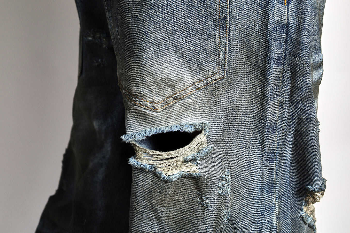 RAVE #12 slightly baggy dirty effect destroyed jeans