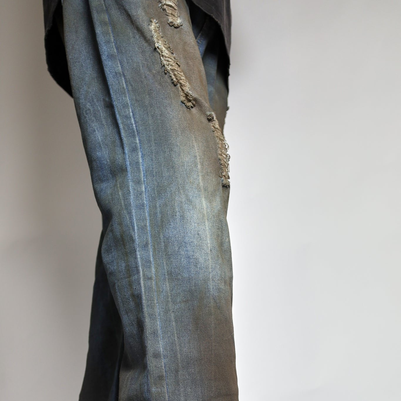 RAVE #11 straight dirty effect jeans